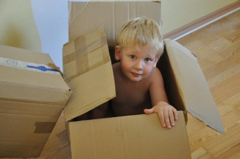Tips for Moving with Kids_Kid Picture in a box